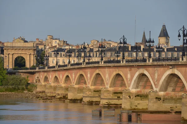 Frankrijk, Bordeaux, 33, Pierre brug en Saint Michel kerk — Stockfoto