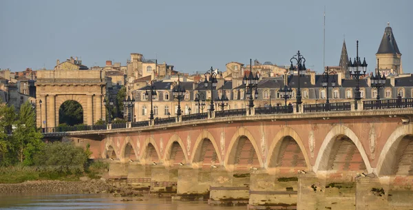 Fransa, Bordeaux, 33, Pierre Köprüsü ve Saint Michel church — Stok fotoğraf