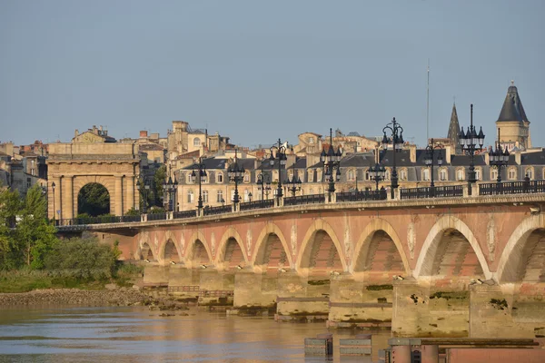 Franciaországban, Bordeaux, 33, Pierre-hídtól és a Saint-Michel-templom — Stock Fotó