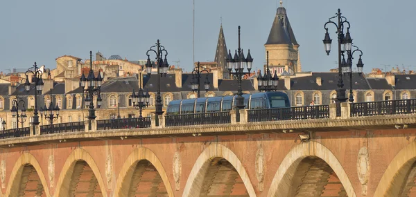 Frankrijk, Bordeaux, 33, Pierre brug en Saint Michel kerk — Stockfoto