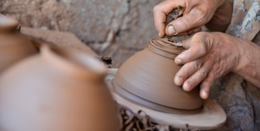 Fas bir esnaf potters tekerlek üzerinde bir kil çömlek atar.