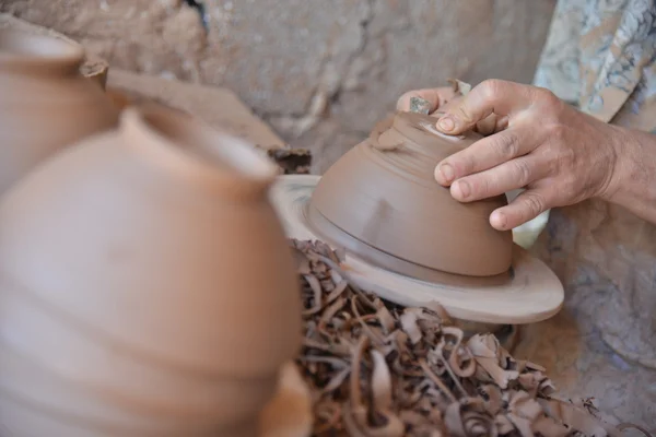 Een Marokkaanse ambachtelijke gooit een klei pot op een wiel pottenbakkers. — Stockfoto