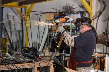 Demir ustası atölyede taşlama ile kıvılcım