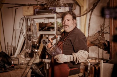 Demir ustası atölyede taşlama ile kıvılcım