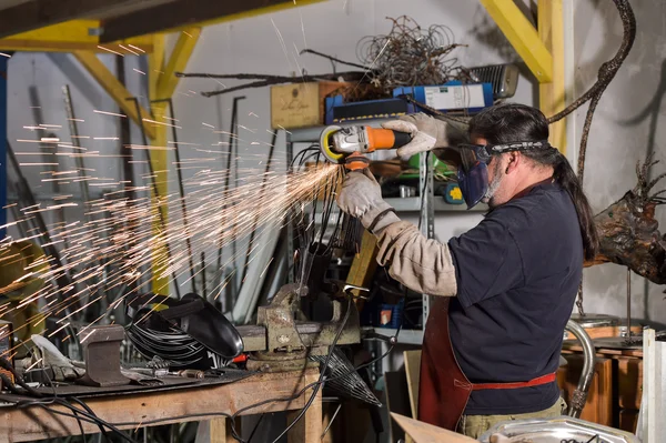 Metal worker csiszolás a sparks, műhelyében — Stock Fotó