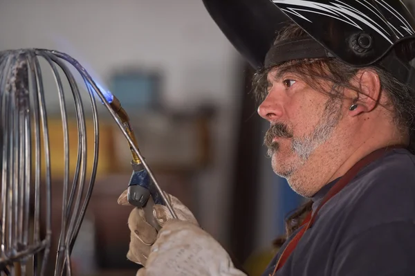 Blowtorch worker-Metal worker in workshop — Stock Photo, Image