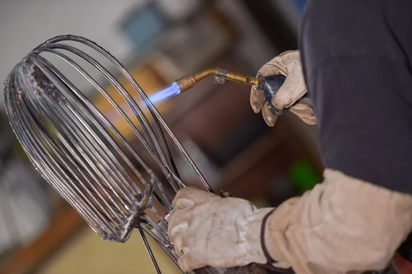 Lavoratore di fiamma ossidrica-metalmeccanico in officina — Foto Stock