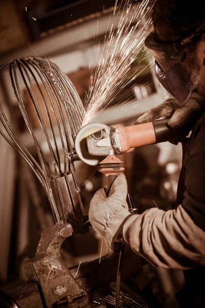 Metallarbeiter schleift mit Funken in Werkstatt — Stockfoto