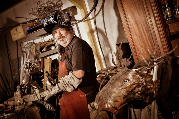 Trabajador metalúrgico de pie en taller — Foto de Stock