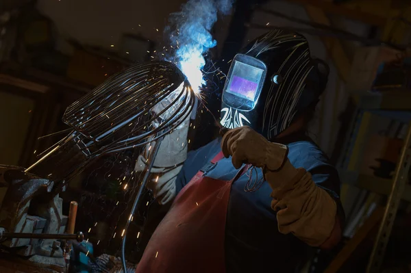 Trabajador metalúrgico de pie en taller —  Fotos de Stock