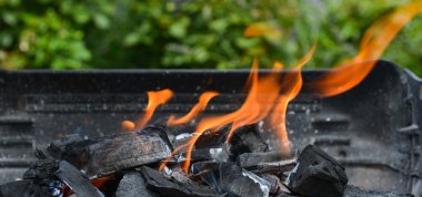 Barbekü Izgara üzerinde yanan kömür