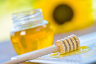 Tatlım kaşık bir cam kaseye damlayan bal