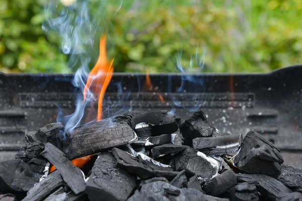 Brûler le charbon sur le gril du barbecue — Photo