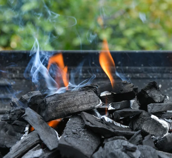 Brûler le charbon sur le gril du barbecue — Photo