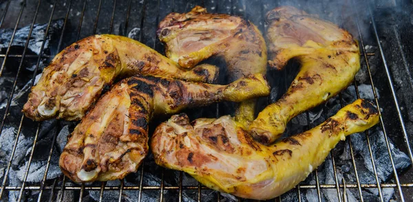 Cuisiner le poulet sur le barbecue, gros plan — Photo