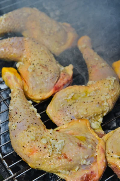 Cocción de pollo en parrilla de barbacoa, primer plano — Foto de Stock