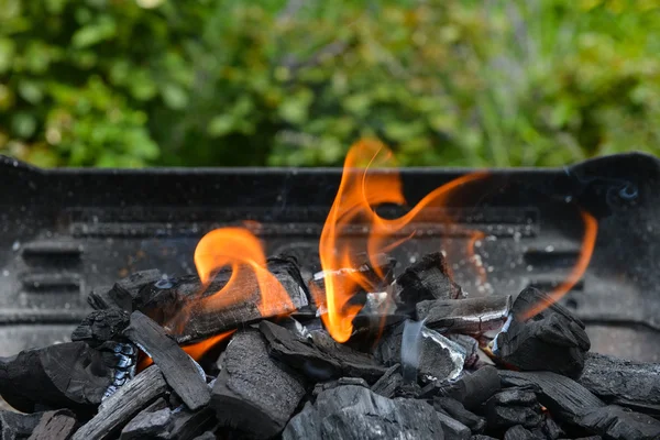 Brûler le charbon sur le gril du barbecue — Photo