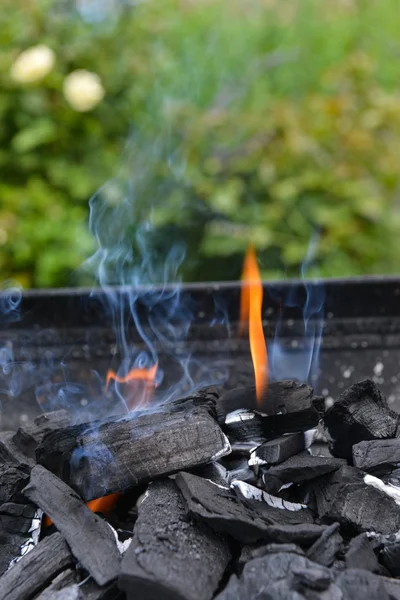 Brûler le charbon sur le gril du barbecue — Photo