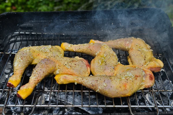 Kuchnia na grilla, kurczak z bliska — Zdjęcie stockowe
