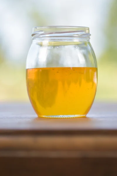 Le miel dans un bol en verre — Photo