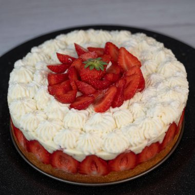 Bu daha Fraisier kek tabakaları taze çilek katmanları ve altın bir sünger tabanında şantilya krem, tatlı meraklıları için sunulan turntable üzerinde özel bir toplantı sırasında