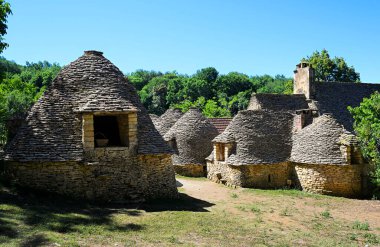 Fransa, Dordogne, Perigord Noir, Dordogne Vadisi, Saint-Andre-dAllas, lieu-dit Calpalmas, Cabanes du Breuil, eski kurumuş taştan çiftlik binaları.
