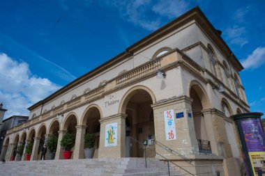 Mont de Marsan, eşsiz mimarisini sergileyen Gascogne Tiyatrosu Moliere 'i sunar. Bu kültürel mekan yıl boyunca çeşitli gösterilere ev sahipliği yapar..