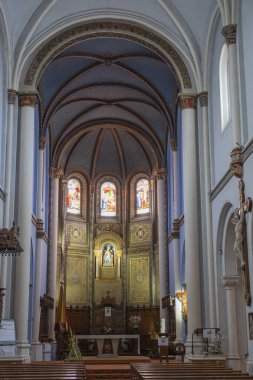 Saint-Vincent-de-Paul, Landes 'teki Basilique Notre-Dame-de-Buglose' nin huzur dolu iç mekanını keşfedin..