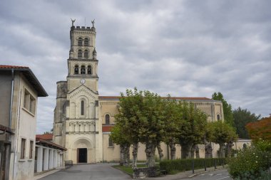 Saint-Vincent-de-Paul, Landes 'teki Notre-Dame-de-Buglose Bazilikası' nın çarpıcı mimarisini araştırın. Bina karamsar gökyüzüne karşı karmaşık tasarımlar sergiliyor..