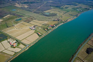 Bu büyüleyici manzara, Adour nehrinin Urt, Landes 'te dolaştığını gösteriyor. Çevresindeki tarım arazileri ve huzurlu evler bölgenin doğal güzelliğini ön plana çıkarıyor, keşifleri teşvik ediyor..