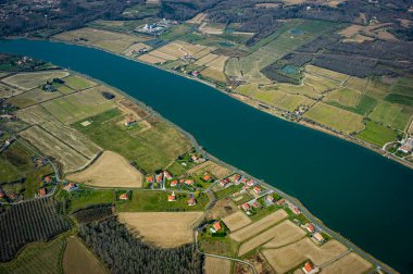 Bu büyüleyici manzara, Nive Nehri 'nin Villefranque yakınlarındaki yemyeşil tarlalarda ve tarlalarda dolaştığını gösteriyor. Çeşitli manzaralarda yeşil alanlar ve sıra sıra ağaçlar yer almaktadır..