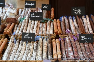 Dordogne, Sarlat 'taki yerel bir markette çeşitli kurutulmuş sosisler sergilendi. Etiketler, yerel mutfak geleneklerini temsil eden Doğa, Noix ve Fume gibi farklı türleri gösteriyor..