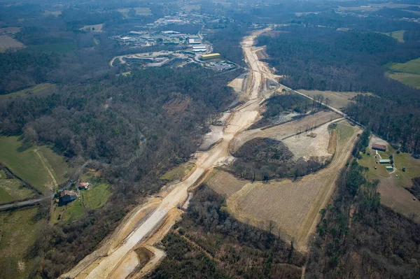 İnşaat ekipleri Fransa 'da yüksek hızlı bir tren hattında çalışarak, bir otoyol paralel giderken arazide bir yol oluşturuyorlar..