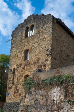 15. yüzyıldan kalma Mont de Marsan 'da bulunan Lacataye Şatosu etkileyici bir mimari sergiliyor..