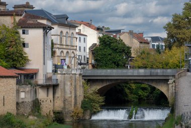 Büyüleyici Mont-de-Marsan kasabası Midouze Nehri kıyıları boyunca güzel bir şekilde görülüyor. Via Lemovicensis 'deki bu durakta tarihi binalar ve yemyeşil alanlar sergileniyor.