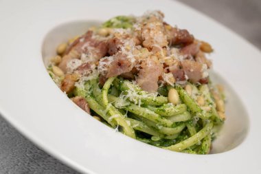 Ispanaklı makarna tarifi, füme domuz pastırması ve parmesan peyniri. Yüksek kalite fotoğraf