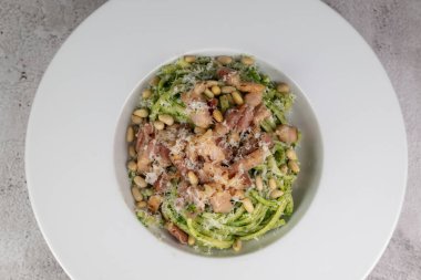 Ispanaklı makarna tarifi, füme domuz pastırması ve parmesan peyniri. Yüksek kalite fotoğraf