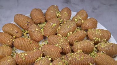 Lübnan usulü Maakaroun böreği: ince buğday irmiği, un, tereyağı, yağ, yer anason. Yüksek kalite 4k görüntü