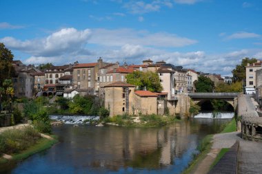 Büyüleyici Mont-de-Marsan kasabası Midouze Nehri kıyıları boyunca güzel bir şekilde görülüyor. Via Lemovicensis 'deki bu durakta tarihi binalar ve yemyeşil alanlar sergileniyor.