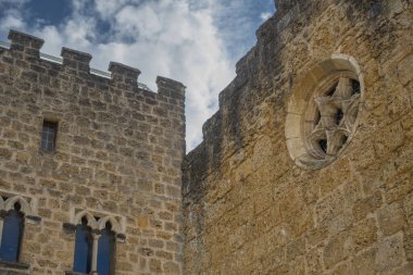 15. yüzyıldan kalma Mont de Marsan 'da bulunan Lacataye Şatosu etkileyici bir mimari sergiliyor..