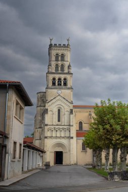 Saint-Vincent-de-Paul, Landes 'teki Notre-Dame-de-Buglose Bazilikası' nın çarpıcı mimarisini araştırın. Bina karamsar gökyüzüne karşı karmaşık tasarımlar sergiliyor..