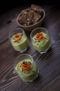 Ev yapımı krakerlerle servis edilen füme somon şat bardakları. Yüksek kalite fotoğraf