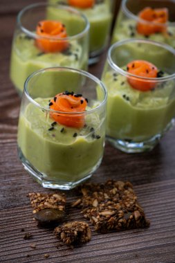 Ev yapımı krakerlerle servis edilen füme somon şat bardakları. Yüksek kalite fotoğraf