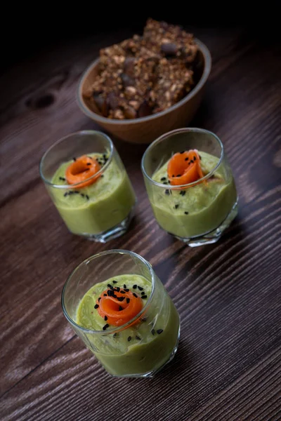 Ev yapımı krakerlerle servis edilen füme somon şat bardakları. Yüksek kalite fotoğraf