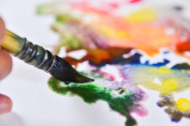 Sanatçının el boya guaj çizim sayfasında uygulama