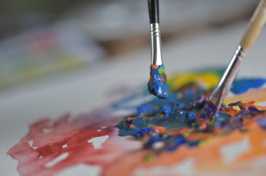 Sanatçının el boya guaj çizim sayfasında uygulama