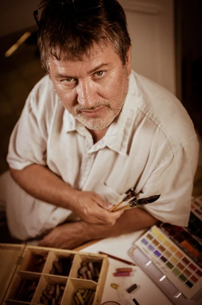 Retrato de un pintor en su taller — Foto de Stock