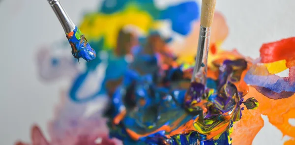 Sanatçının el boya guaj çizim sayfasında uygulama