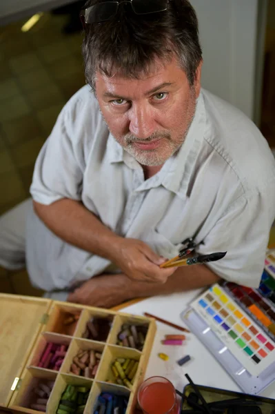 Retrato de un pintor en su taller — Foto de Stock