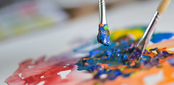 Rękę artysty, stosując farby gwasz na arkuszu rysunku — Zdjęcie stockowe